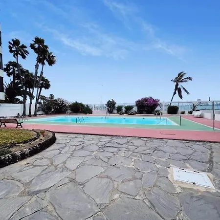 Family With Pool Downtown Apartman